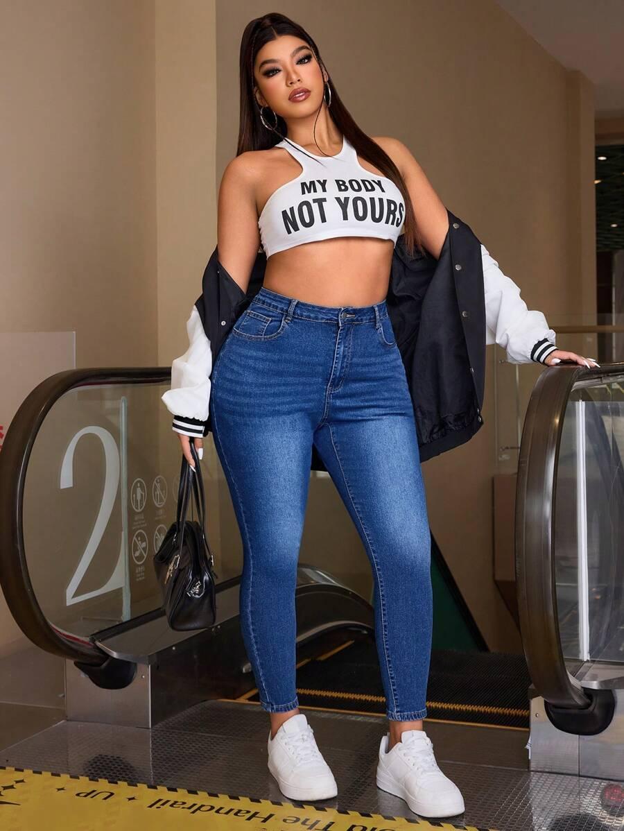 niebieskie spodnie jeans rurki