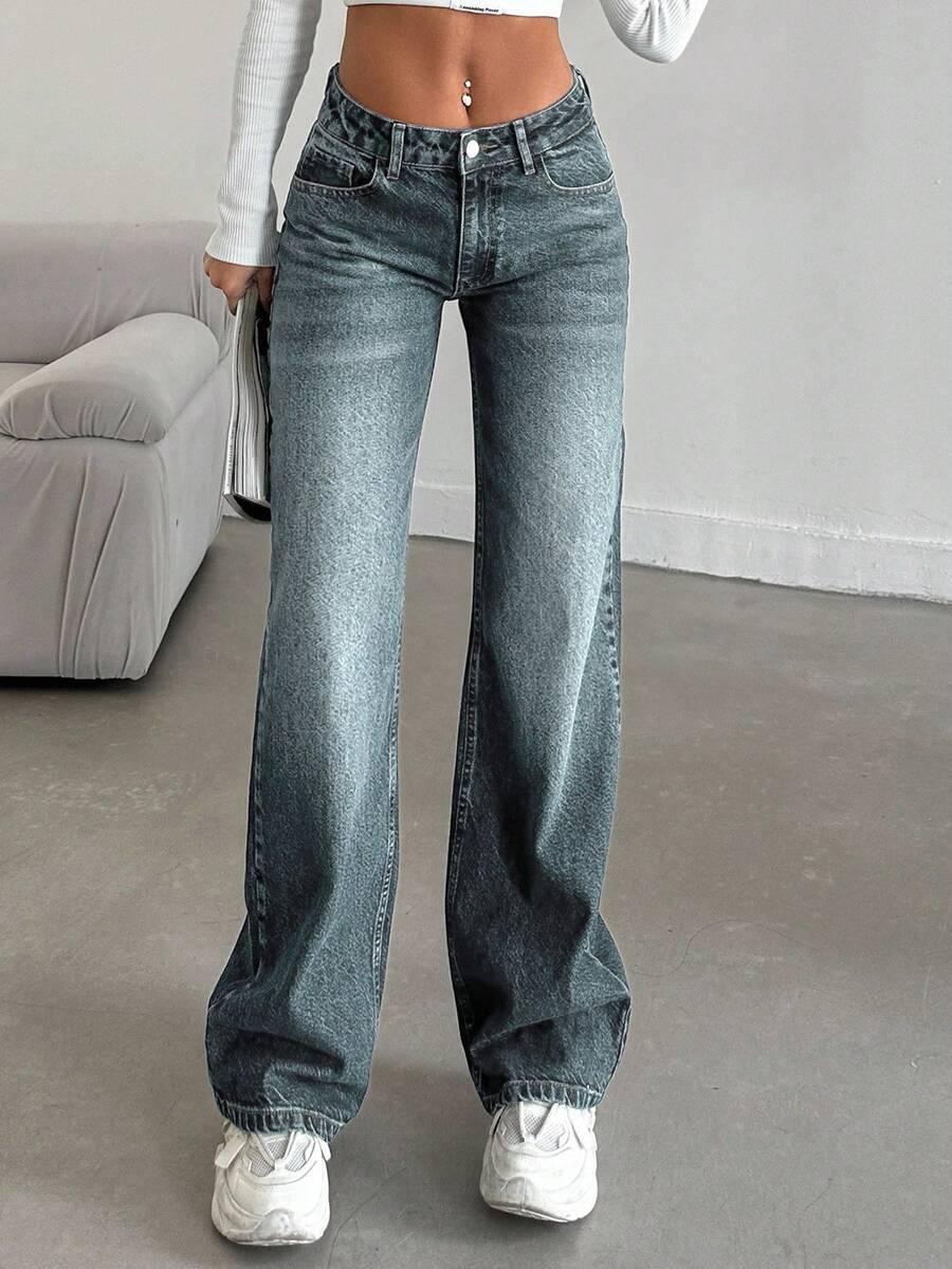 niebieskie spodnie jeans