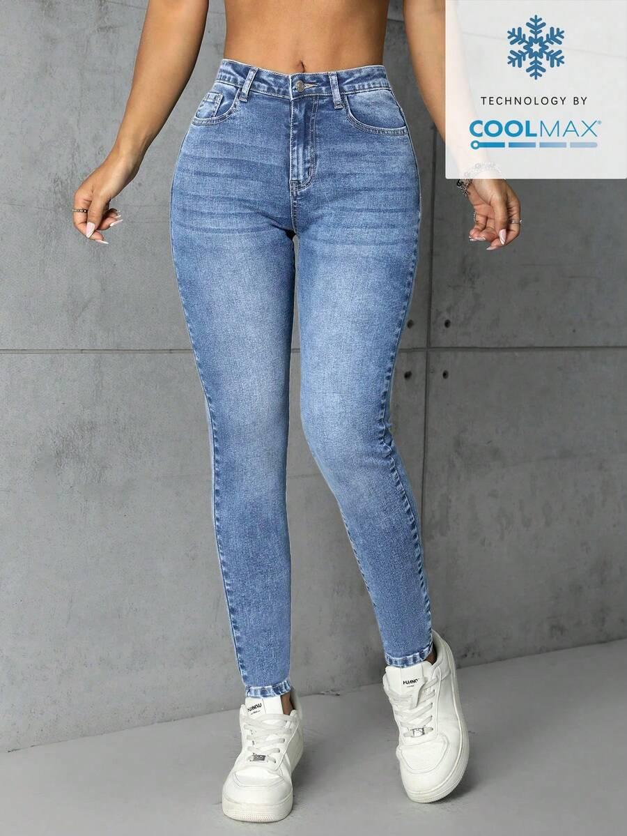 niebieskie spodnie jeans