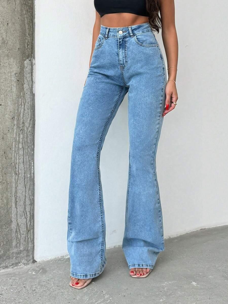 niebieskie spodnie jeans