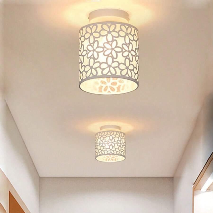 biała lampa sufitowa