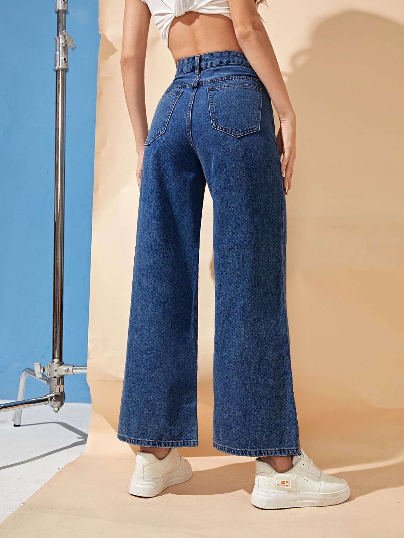 niebieskie spodnie jeans