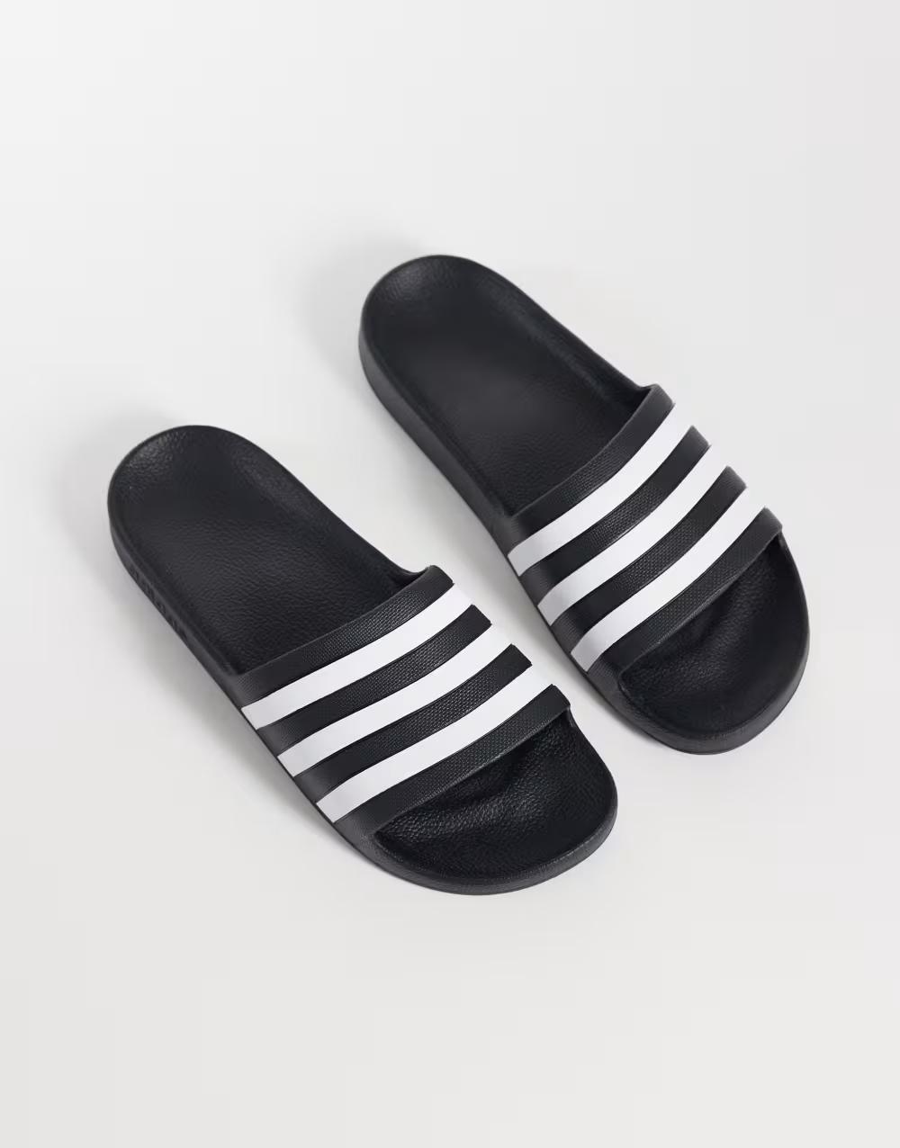 Adilette Aqua czarne klapki kontrast