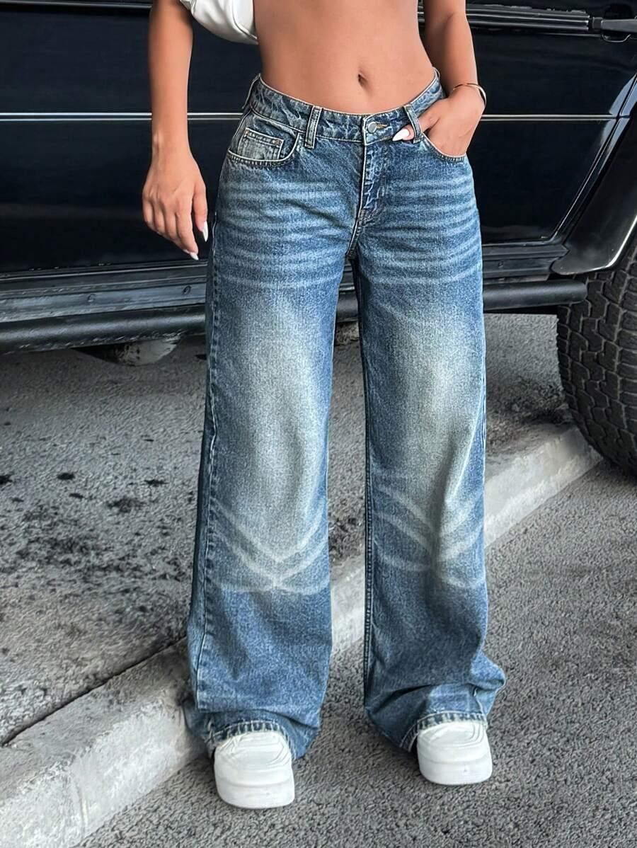 niebieskie spodnie jeans 