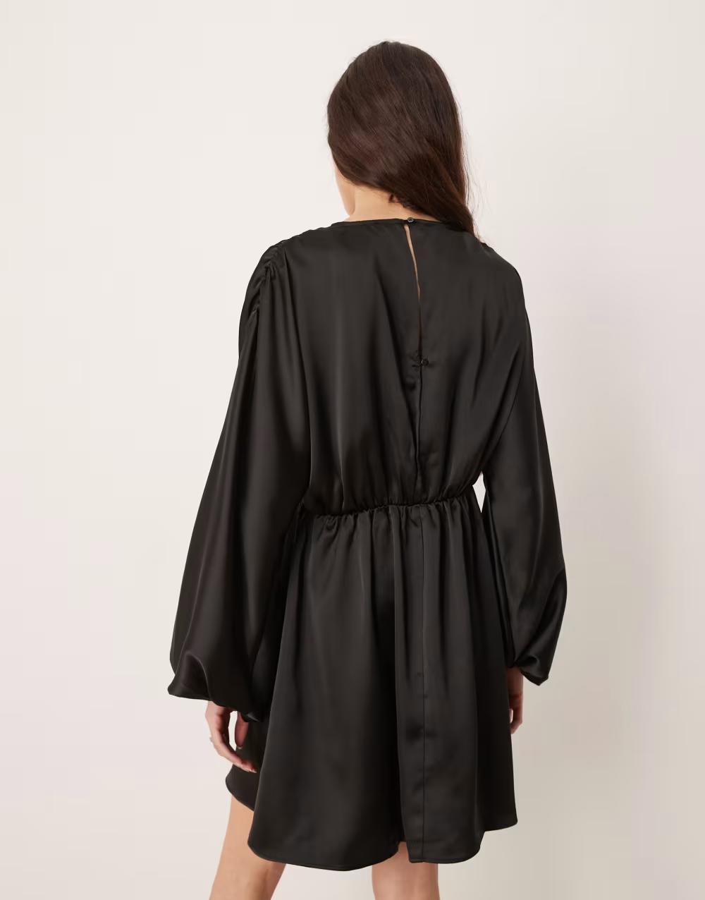 CZARNA MINI SUKIENKA V-NECK