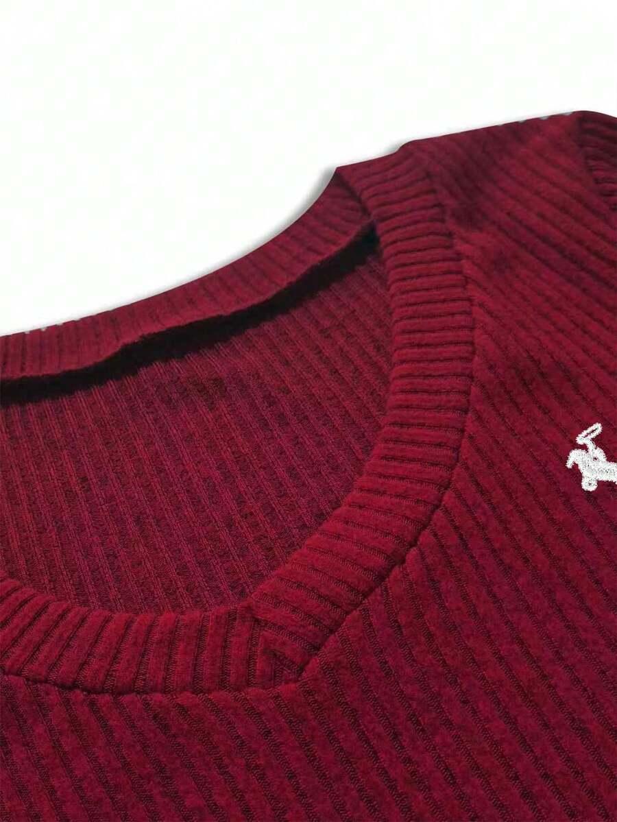 czerwony sweter okrągły dekolt