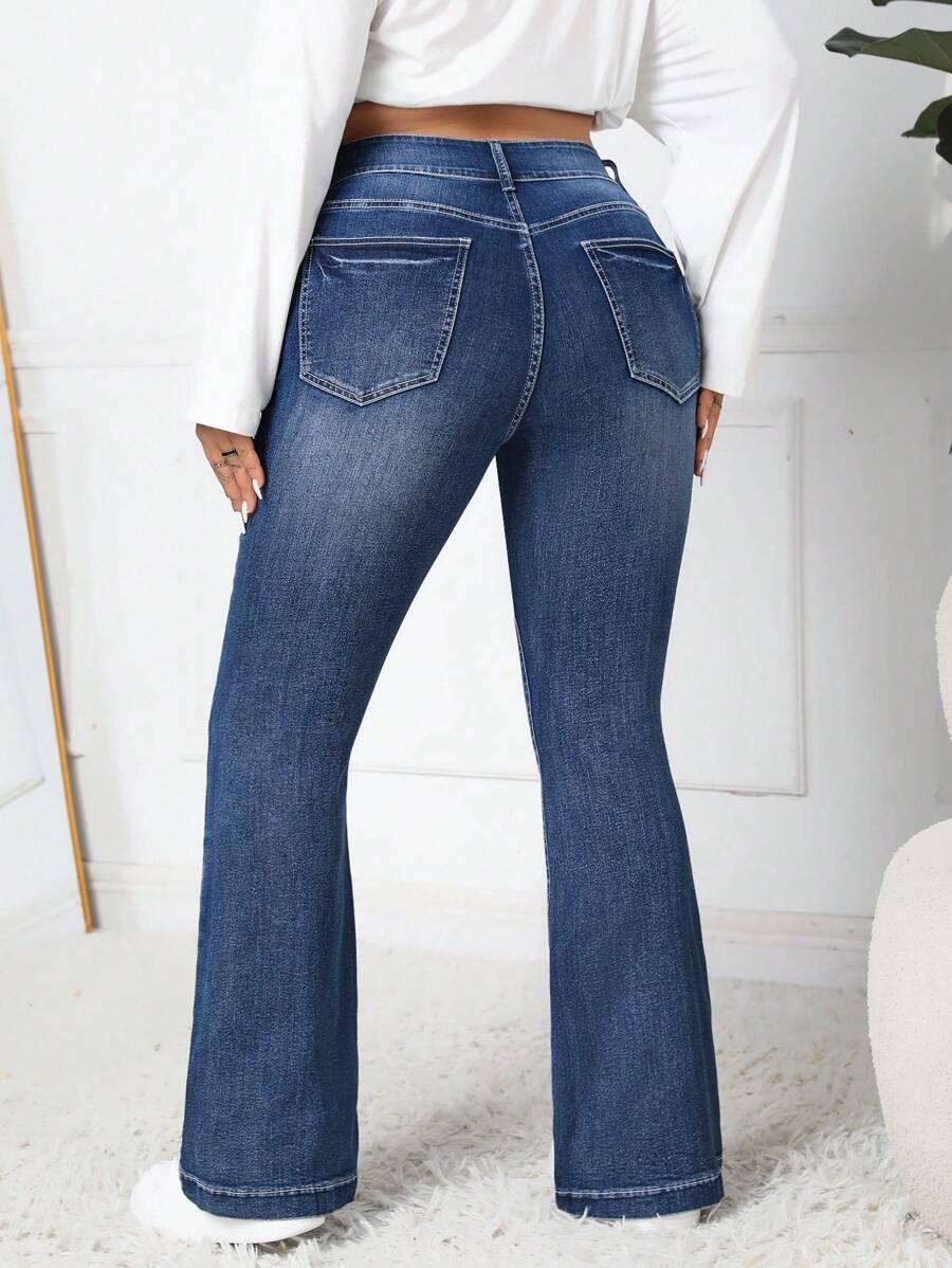 niebieskie spodnie jeans