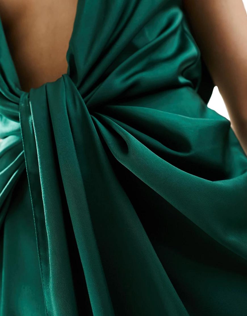 satynowa zielona asymetryczna sukienka głęboki dekolt