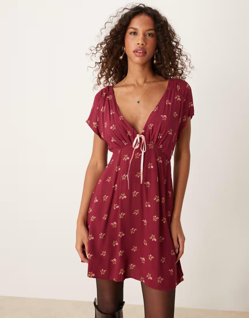 MINI SUKIENKA W KWIATY V-NECK