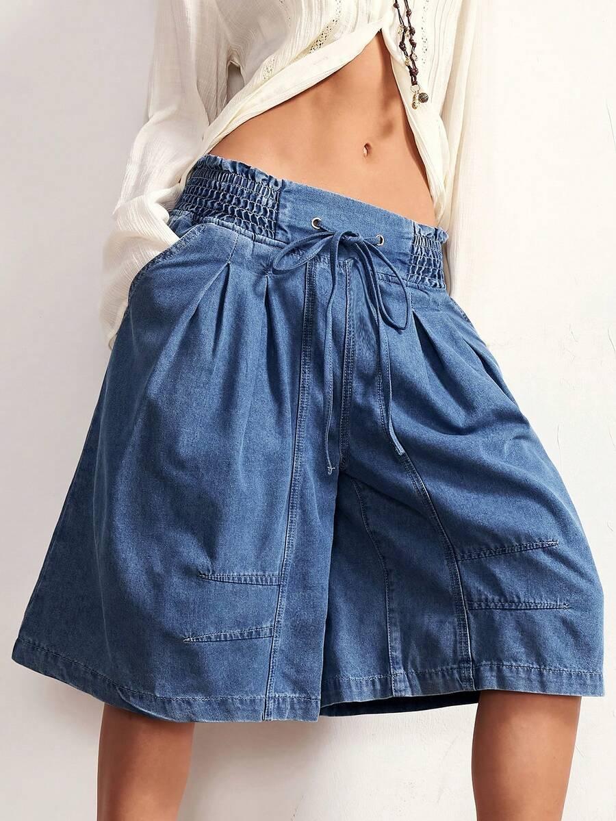 niebieskie spodenki jeans