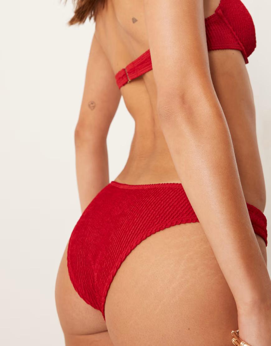 CZERWONY DÓŁ OD BIKINI TEKSTURA 