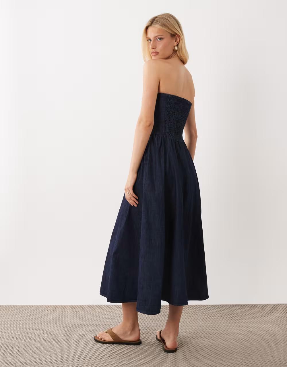 NIEBIESKA MIDI SUKIENKA JEANS ODKRYTE RAMIONA