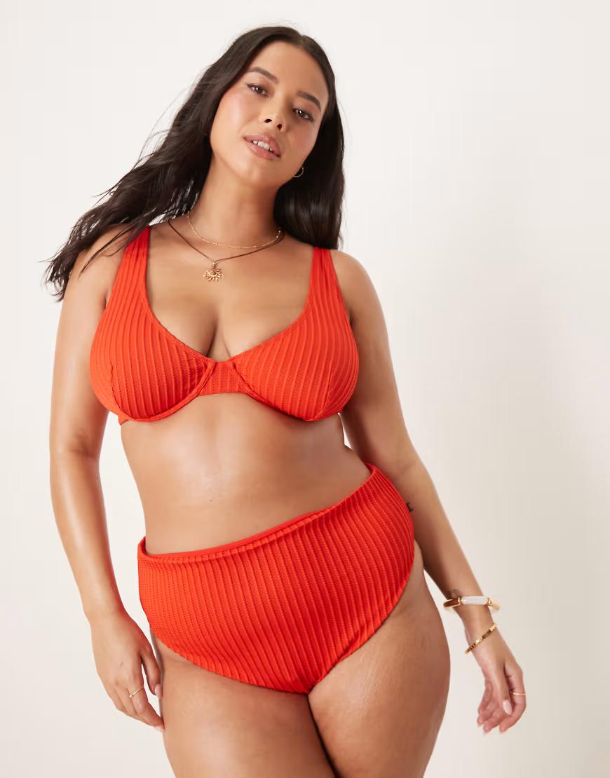 czerwona góra od bikini 