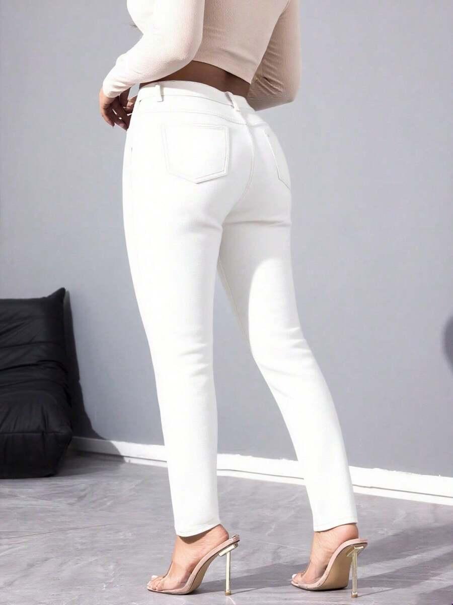 białe jeansy casual