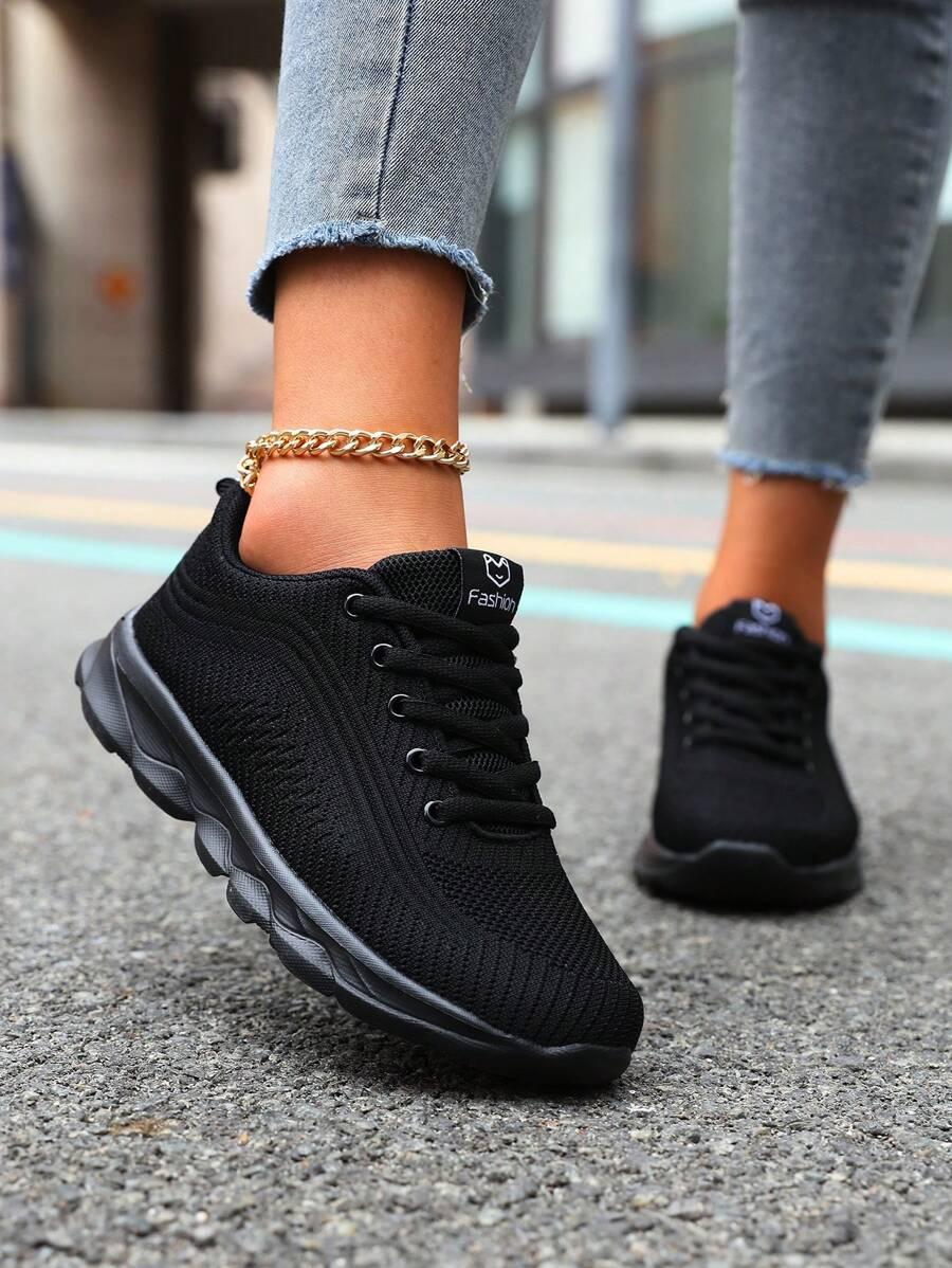 czarne buty sportowe sznurowane