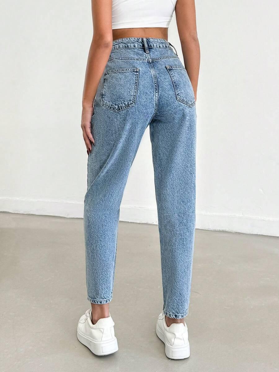 niebieskie spodnie jeans