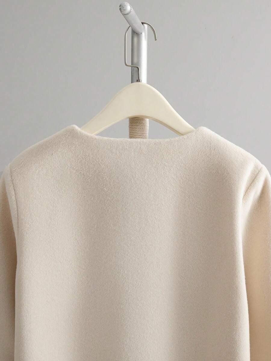 beżowy sweter guziki 