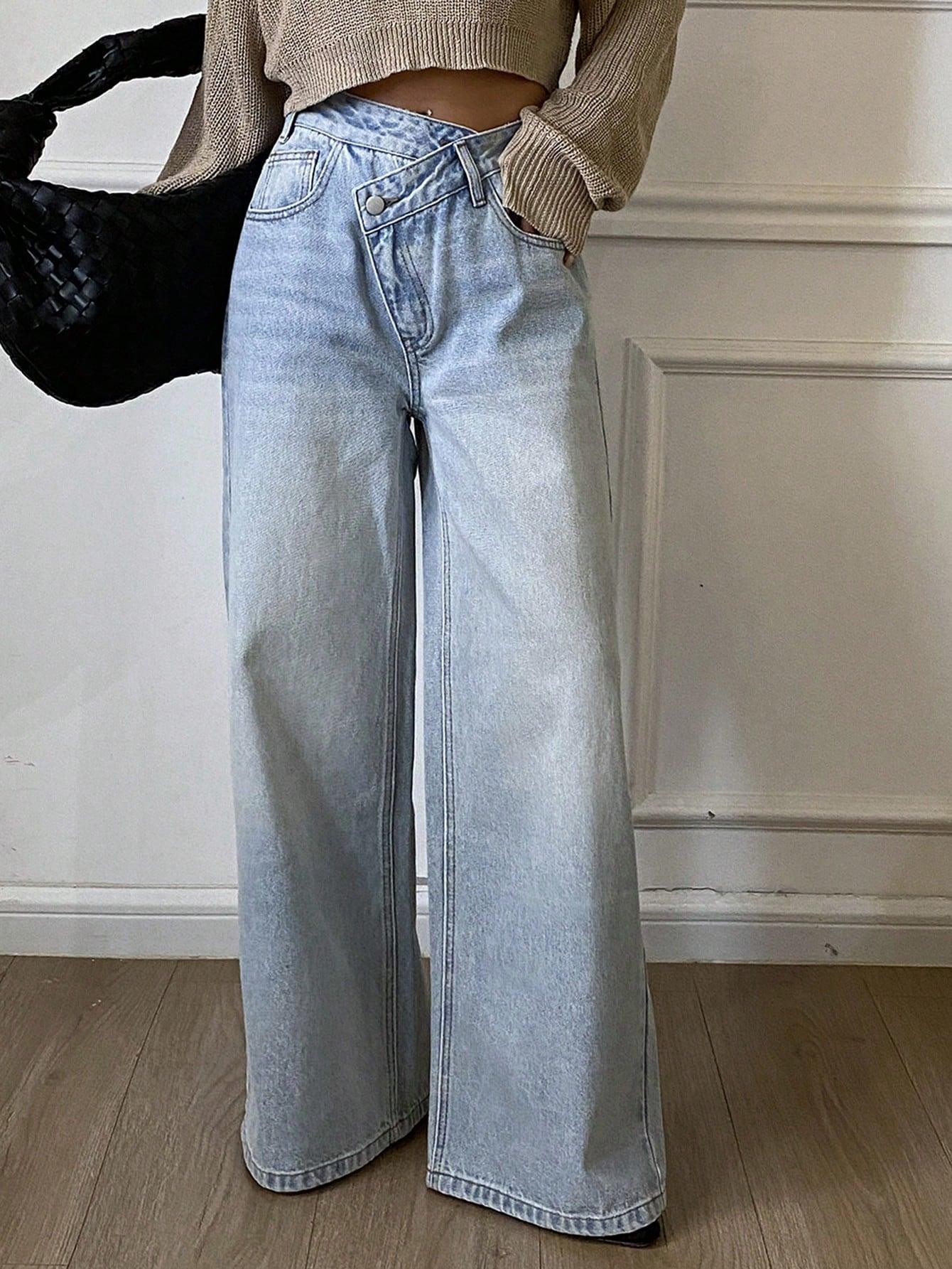 niebieskie spodnie jeans