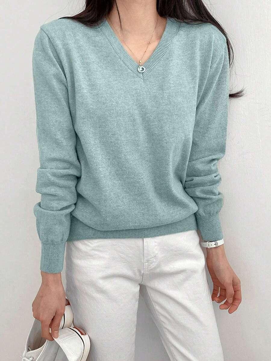 niebieski sweter dekolt v