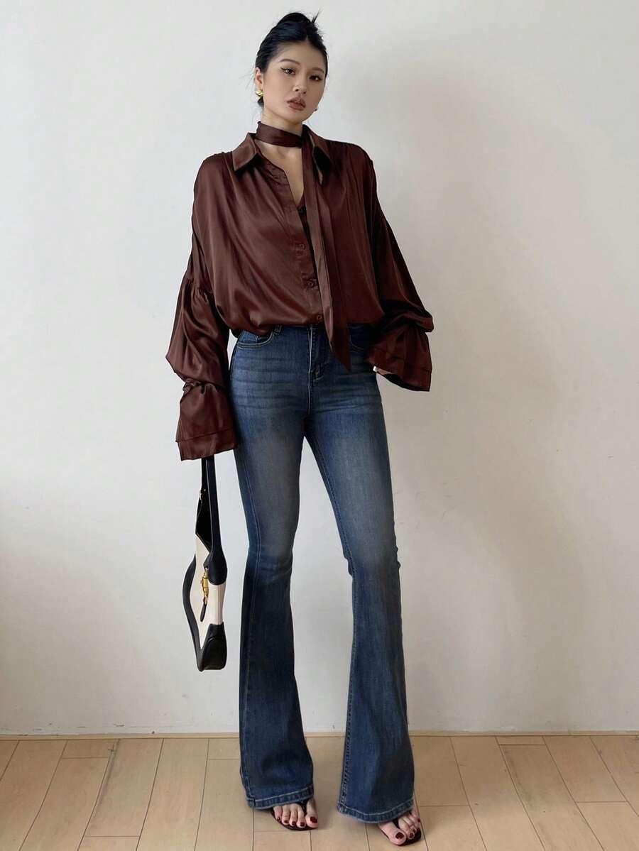 niebieskie spodnie jeans