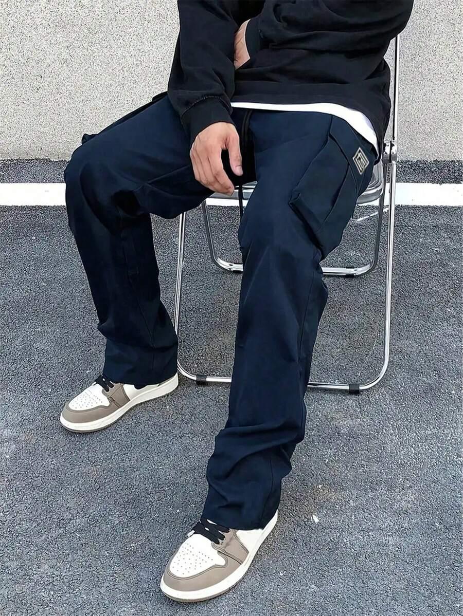 granatowe spodnie casual