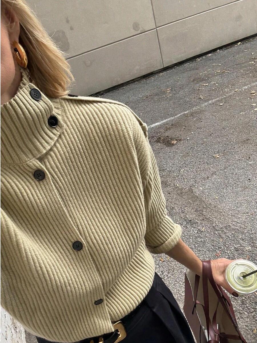 beżowy sweter guziki
