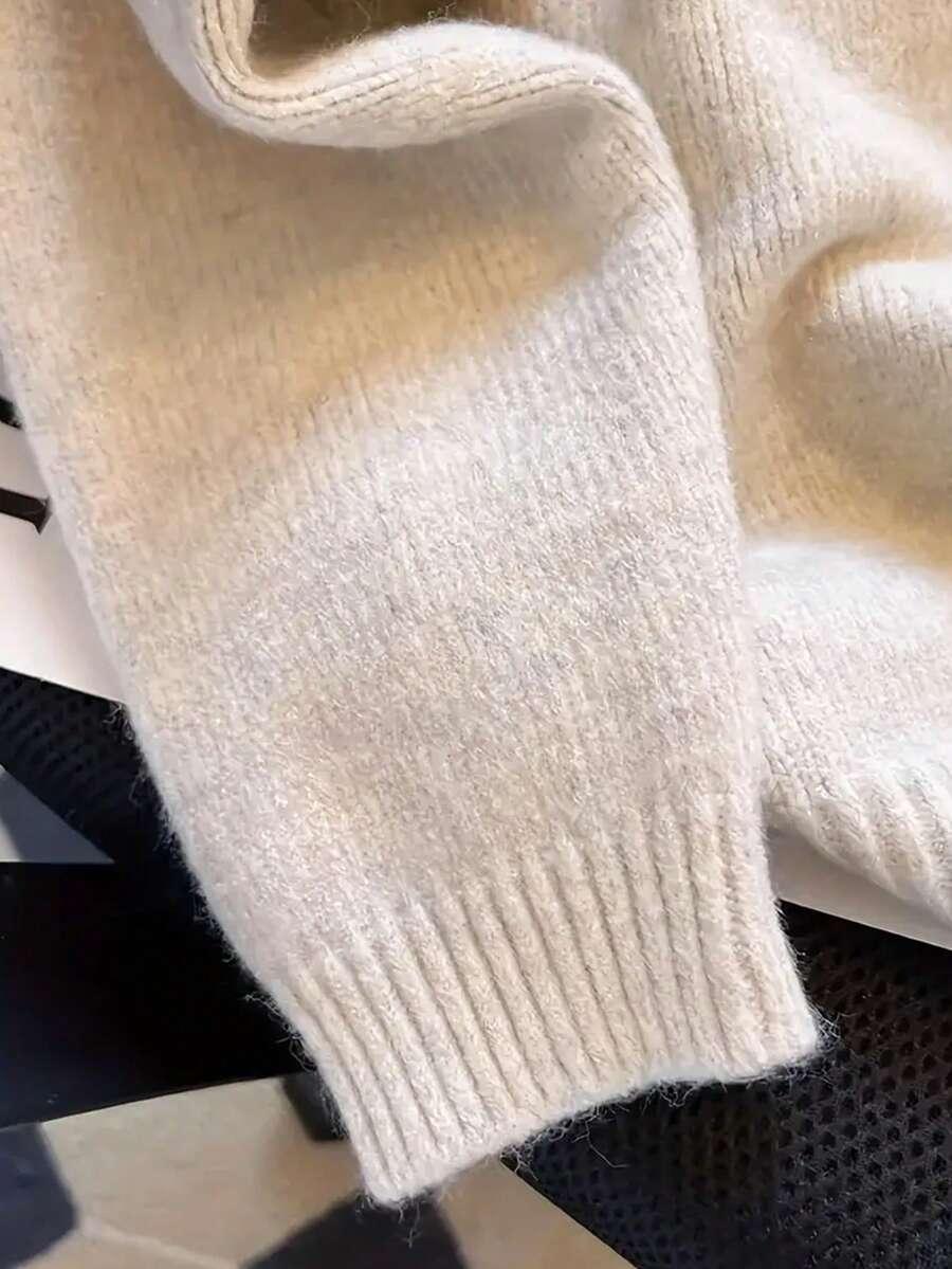 beżowy sweter guziki 
