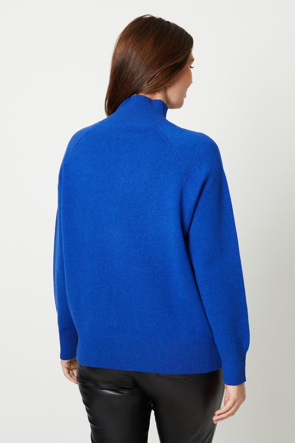 kobaltowy klasyczny sweter półgolf zdobienie guziki