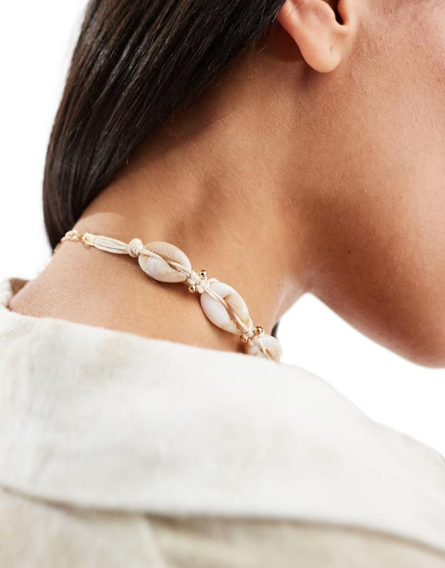 NASZYJNIK TYPU CHOKER ZE SZTUCZNYCH MUSZELEK 