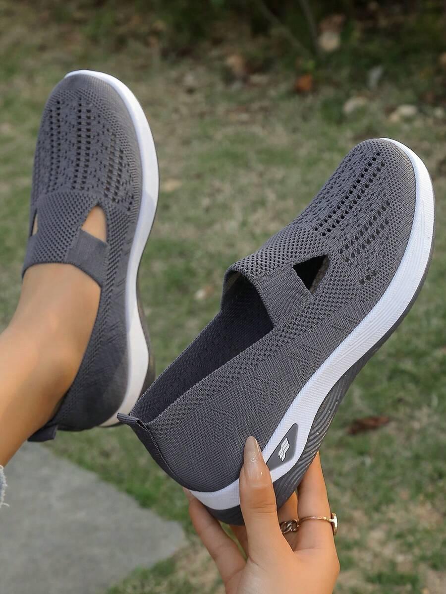 szare buty sportowe