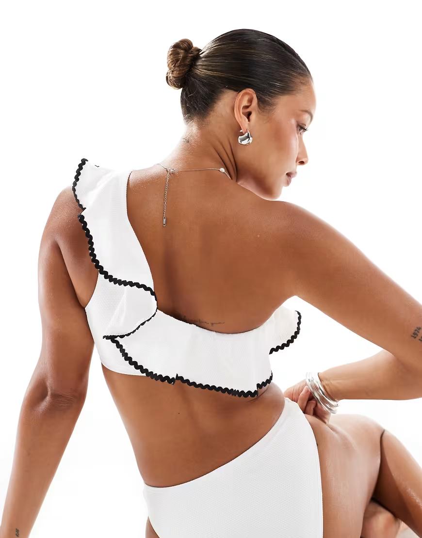 biała asymetryczna góra od bikini kontrast