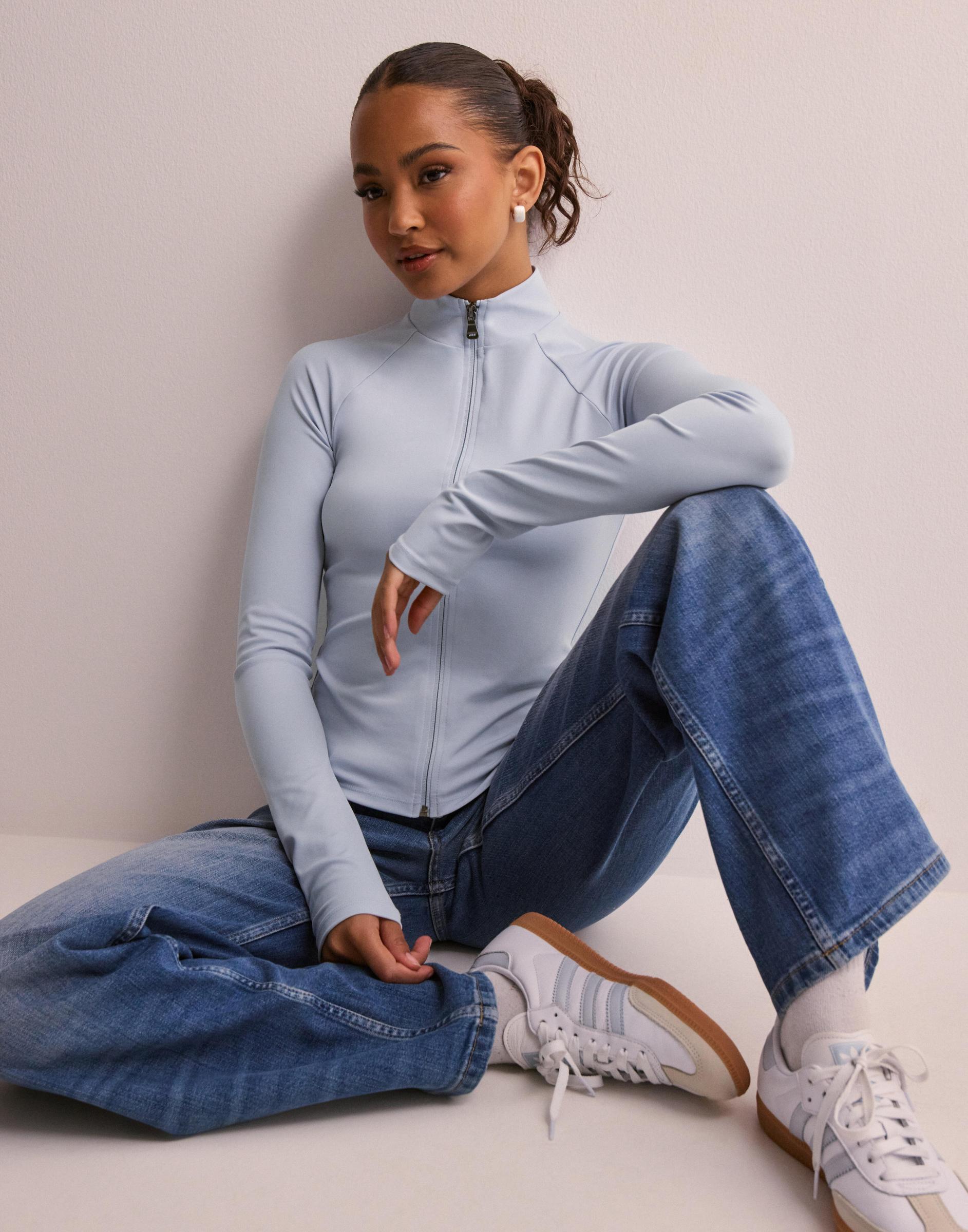 niebieska bluza zamek
