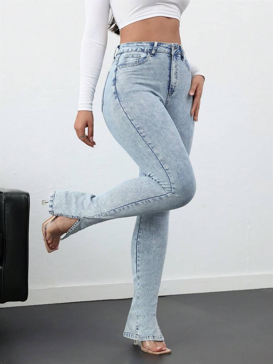 niebieskie spodnie jeans