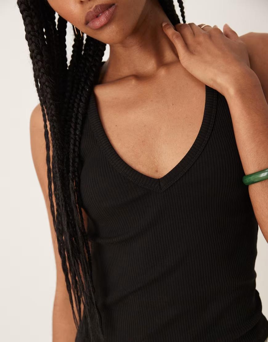 CZARNY TOP PRĄŻKI VNECK