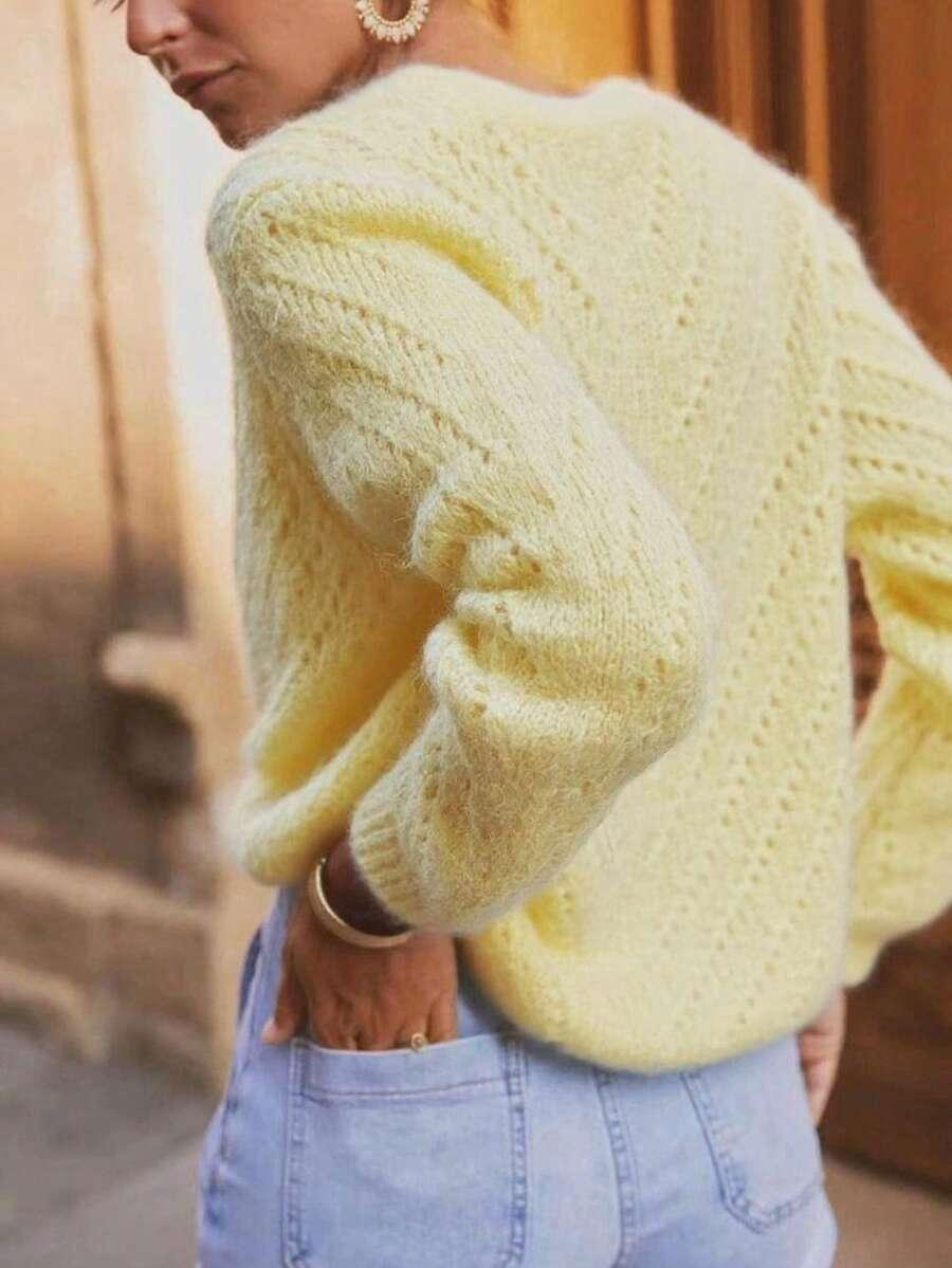 żółty sweter guzik