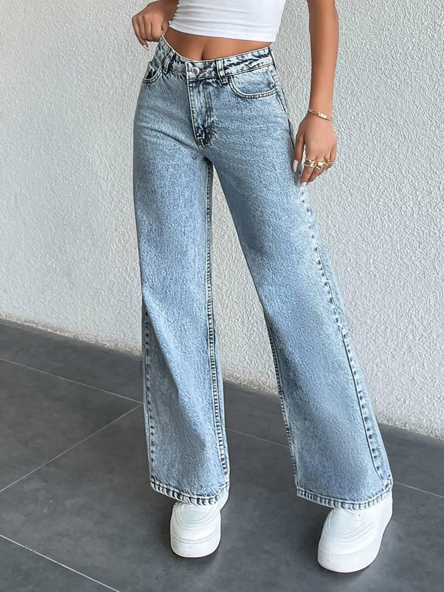 niebieskie spodnie jeans