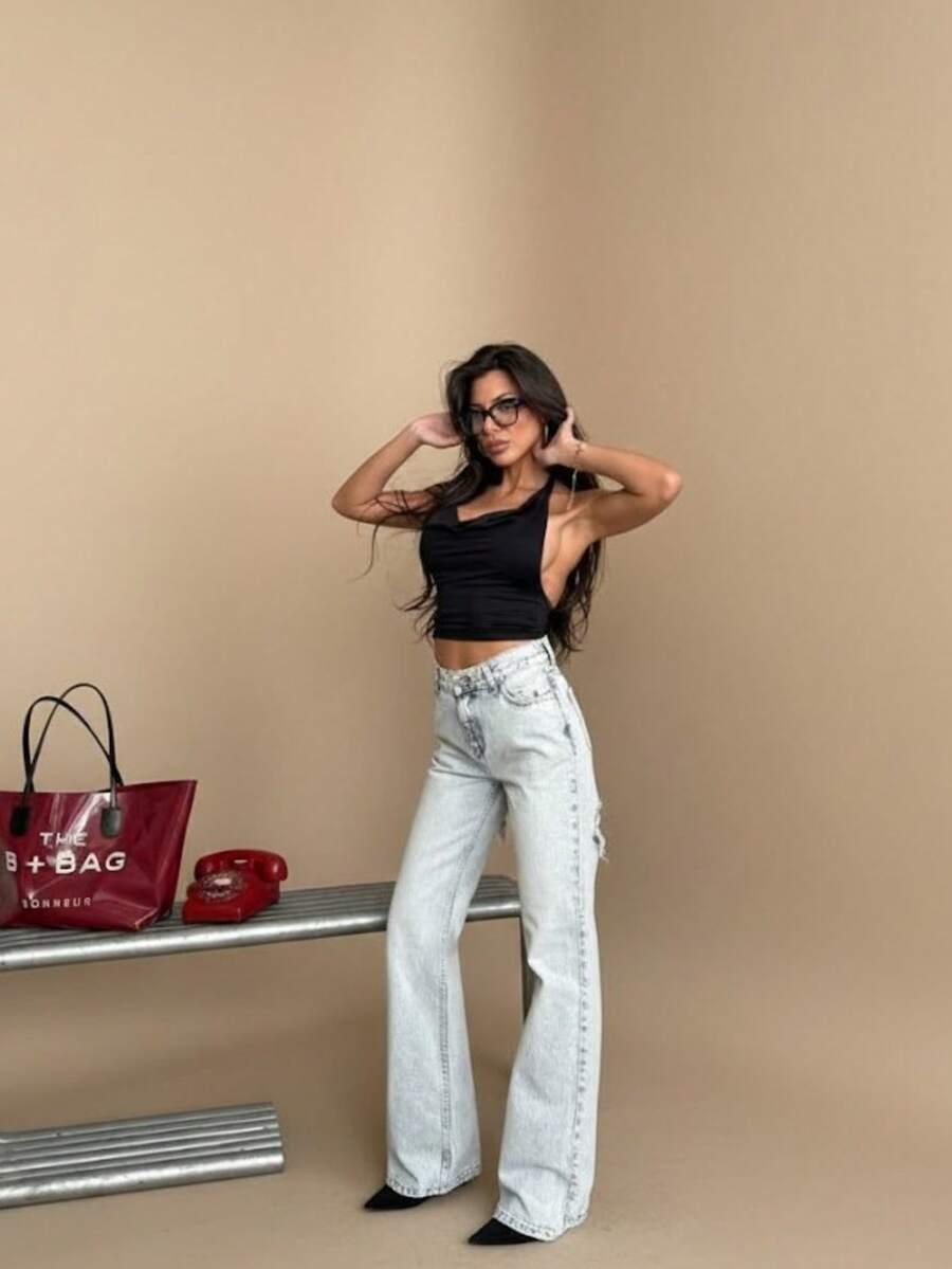 niebieskie spodnie jeans