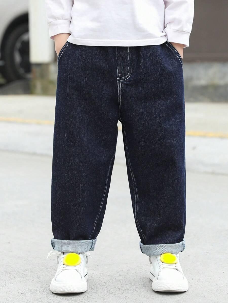 granatowe spodnie jeans