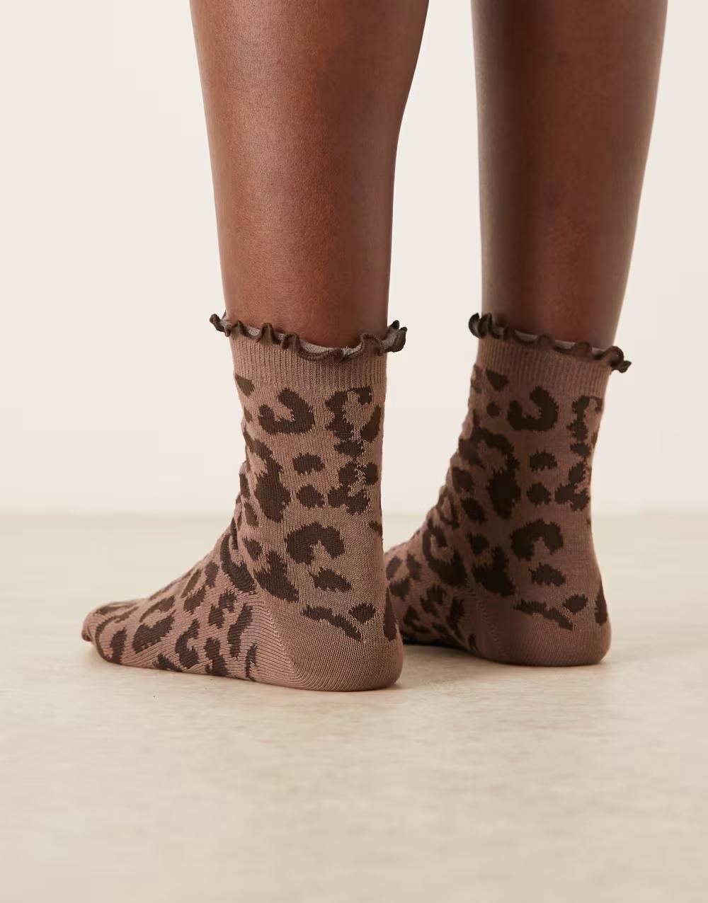 brązowe skarpetki animal print