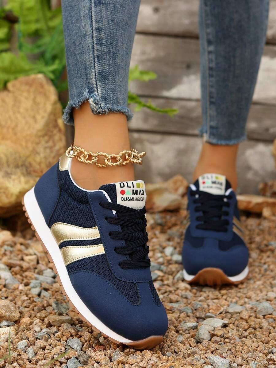 granatowe buty sportowe