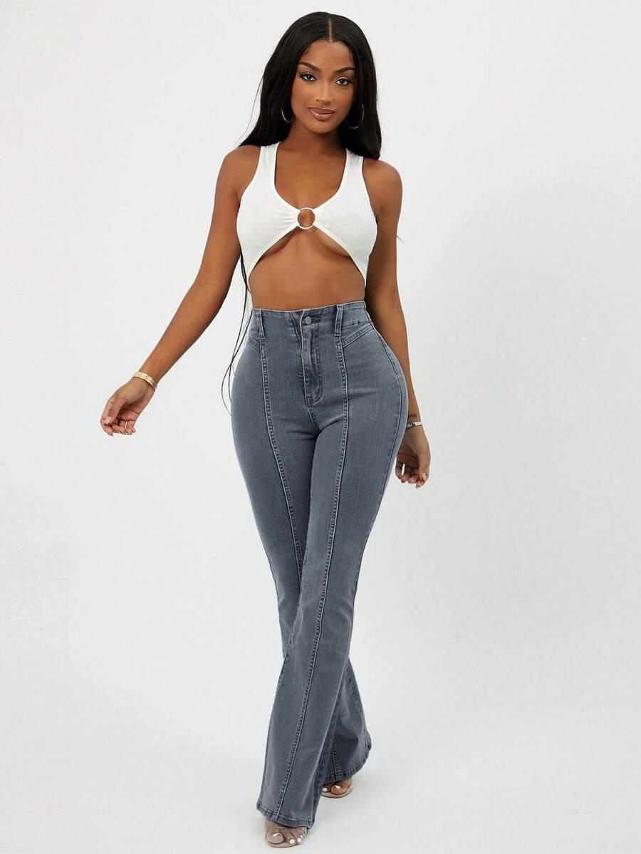 niebieskie spodnie jeans