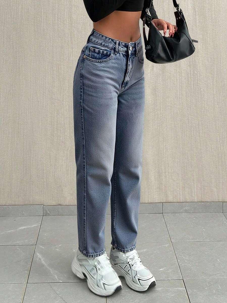 niebieskie spodnie mom jeans