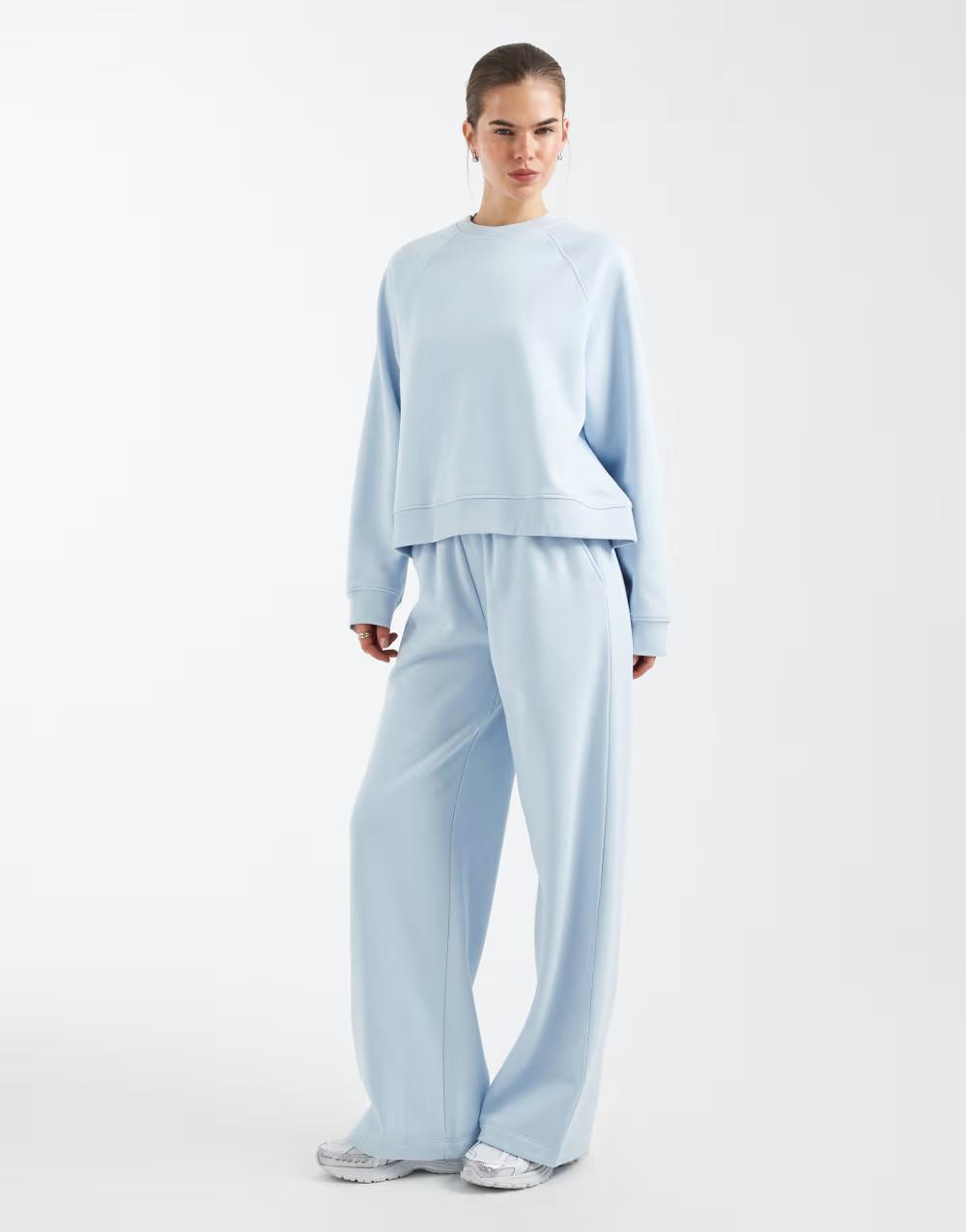 niebieska bluza oversized