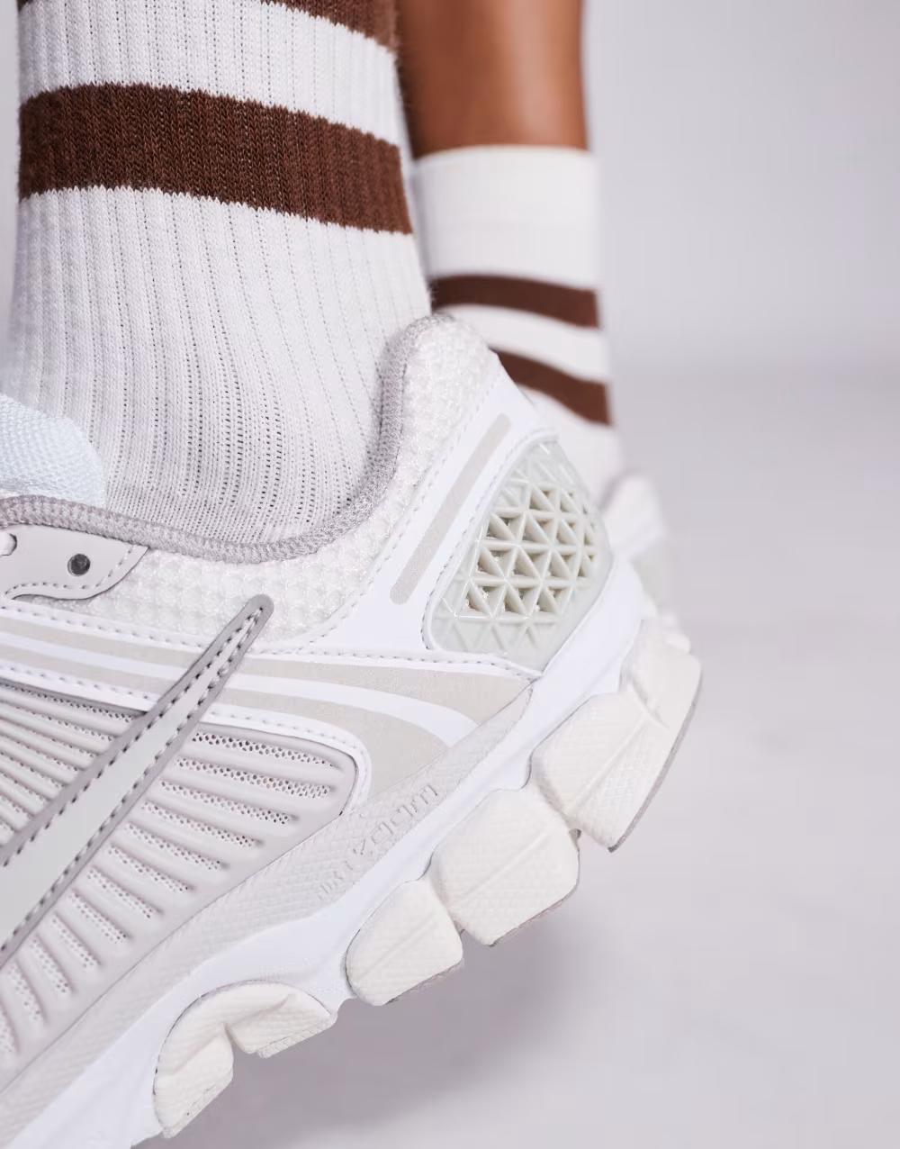 Zoom Vomero 5 beżowe buty sportowe