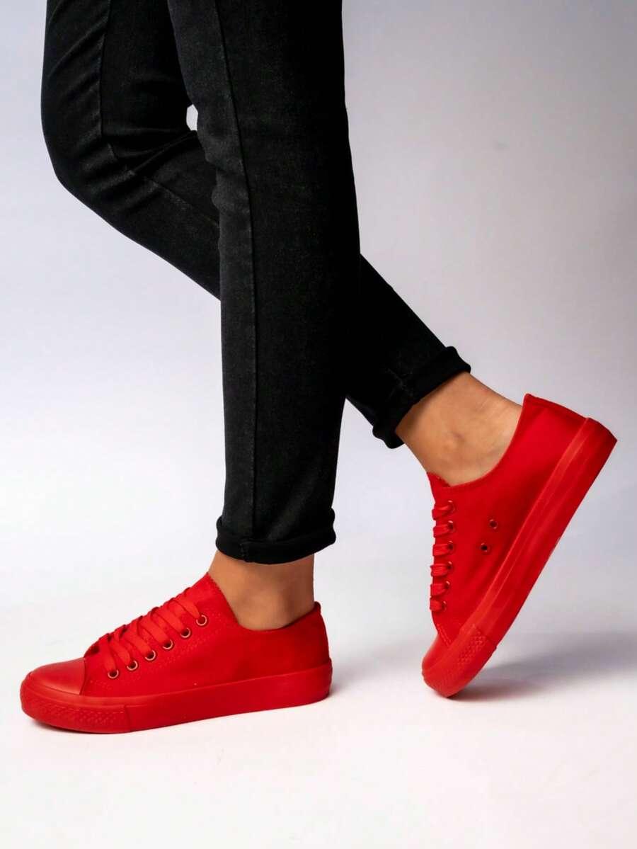 czerwone trampki sznurowane