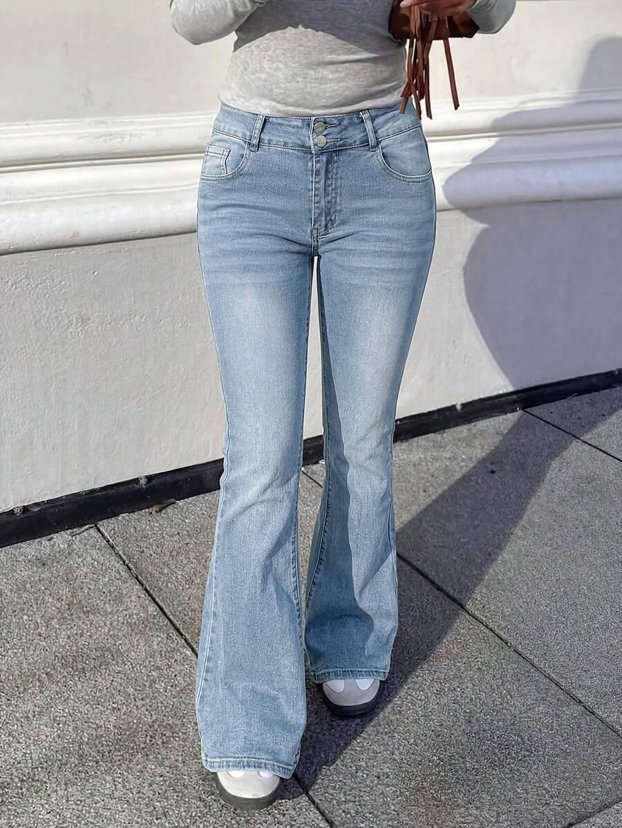 niebieskie spodnie jeans dzwony