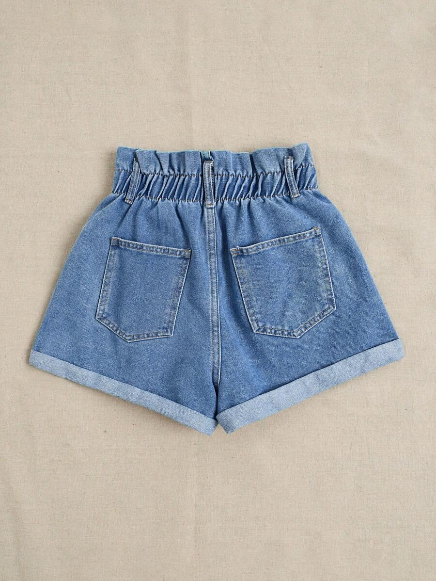 niebieskie spodenki jeans