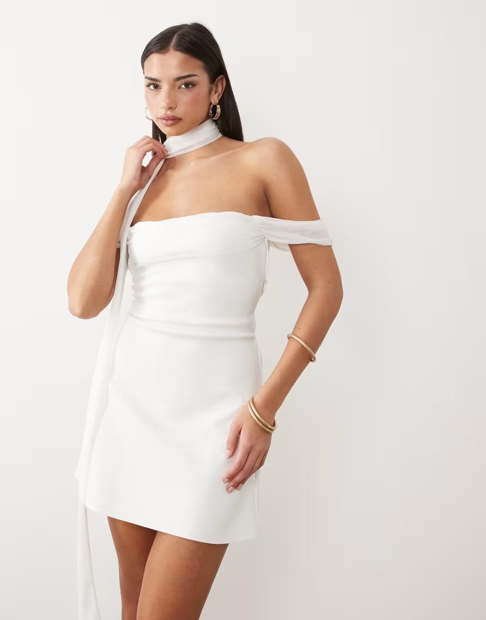 BIAŁA MINI SUKIENKA ODKRYTE RAMIONA wiązanie