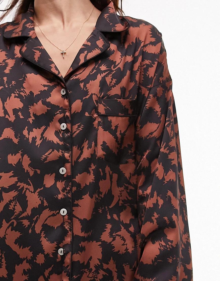 satynowa brązowa piżama abstract print lamówki