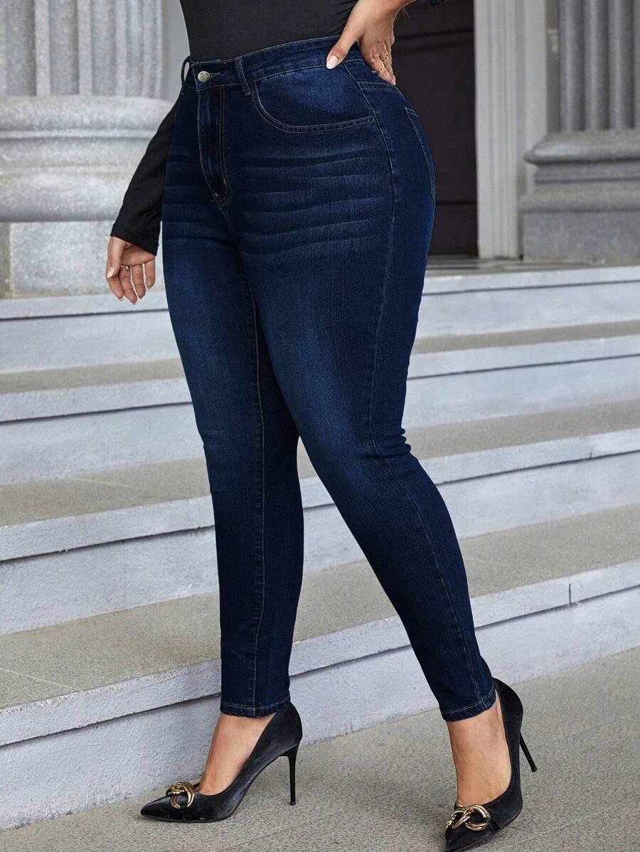 niebieskie spodnie jeans